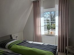 Ferienhaus-moin-Seeblick-heede-schlafzimmer-bild2